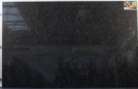 Granit Steel Grey poler – ciemna, lustrzana płyta z odbiciami; w rogu wzornik kolorów.