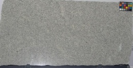 Płyta granitu Strzegom poler – jasnoszary slab o drobnym uziarnieniu; w rogu wzornik kolorów.