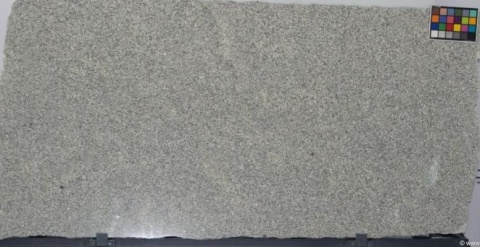 Płyta granitu Strzegom poler – jasnoszary slab o drobnym uziarnieniu; w rogu wzornik kolorów.