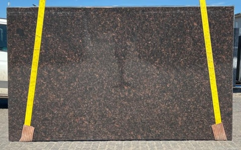 Płyta granitu Tan Brown płomień – duży slab w brązowo-czarnym odcieniu;