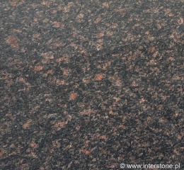 Detal granitu Tan Brown poler – ciemne tło z ciepłymi, brązowymi kryształami; powierzchnia polerowana