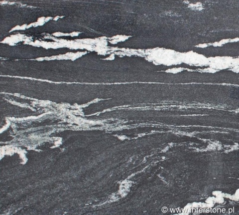 Detal granitu Titanium Black – poziome, jasne żyły i delikatne przejścia tonalne na ciemnej powierzchni.