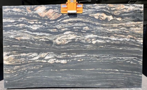 Płyta granitu Titanium Gold – duży slab z poziomym, dynamicznym użyleniem w złoto-beżowych tonach.