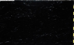 Granit Via Lattea – czarna płyta w polerze z delikatnym, jasnym użyleniem na ciemnym tle.