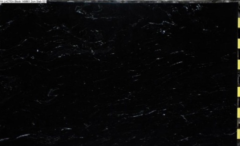 Granit Via Lattea – czarna płyta w polerze z delikatnym, jasnym użyleniem na ciemnym tle.