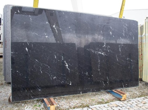 Płyta granitu Via Lattea poler – duży slab na placu, ciemny kolor z jasnymi żyłami i subtelnymi smugami.