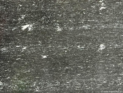 Zbliżenie granitu Via Lattea szczotka – ciemne tło z drobnymi białymi wtrąceniami i delikatnym rysunkiem.