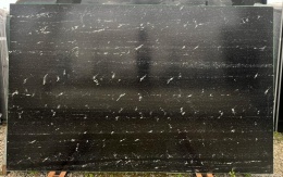 Płyta granitu Via Lattea szczotka – duży slab o satynowej powierzchni z jasnymi żyłkami na czarnym tle.