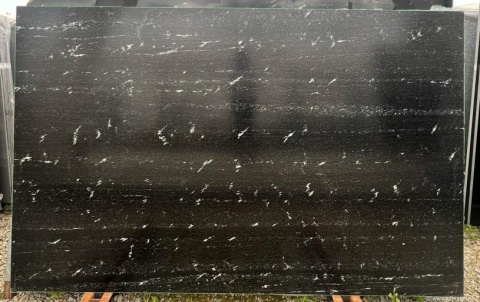 Płyta granitu Via Lattea szczotka – duży slab o satynowej powierzchni z jasnymi żyłkami na czarnym tle.