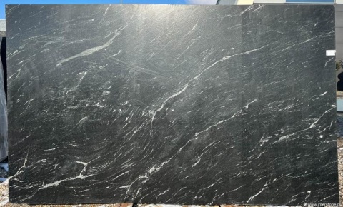 Granit Via Lattea szczotka – duża płyta z kierunkowym, subtelnym użyleniem; wykończenie szczotkowane.