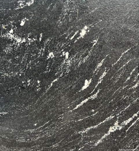 Detal granitu Via Lattea szczotka – chropowata, satynowa faktura z białymi smugami i jasnymi akcentami.