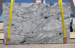 Płyta granitu Viscount White poler – duży slab w jasnoszarym tonie z falującym, ciemnym użyleniem.