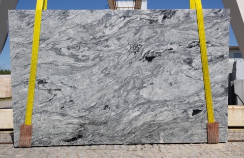 Płyta granitu Viscount White poler – duży slab w jasnoszarym tonie z falującym, ciemnym użyleniem.