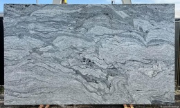 Granit Viscount White poler – duża płyta z dynamicznym, warstwowym rysunkiem szarości i grafitu na jasnym tle.