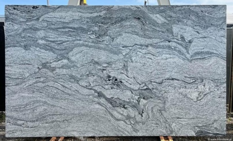 Granit Viscount White poler – duża płyta z dynamicznym, warstwowym rysunkiem szarości i grafitu na jasnym tle.