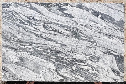 Granit Viscount White poler – płyta z mocniejszym, kontrastowym użyleniem szaro-czarnym na jasnym tle.