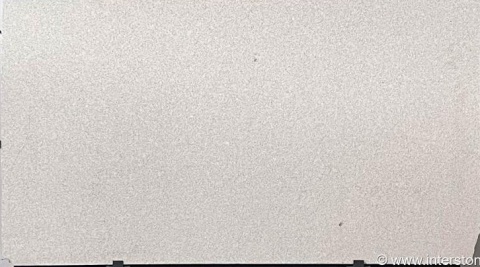 Płyta granitu White Silver – jasny slab o subtelnym uziarnieniu, równy rysunek kamienia.