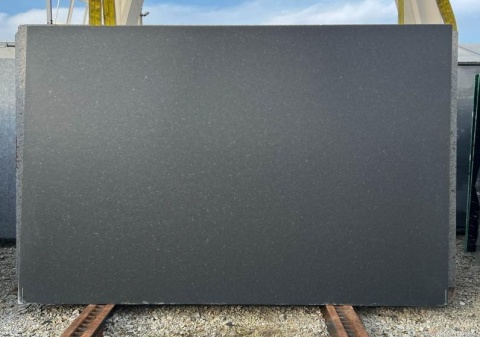 Płyta granitu Zimbabwe Dark szczotka – duży, ciemnoszary slab o satynowej powierzchni i równym rysunku.