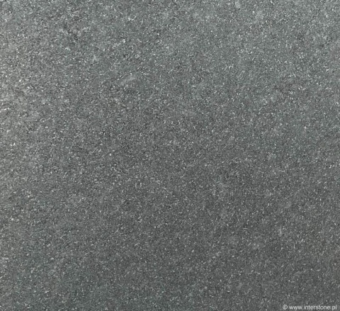 Zbliżenie granitu Zimbabwe Dark szczotka – drobnoziarnista, grafitowa struktura z delikatnymi refleksami.
