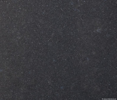 Detal granitu Zimbabwe Dark szczotka – ciemna, jednolita powierzchnia szczotkowana z subtelnym uziarnieniem.