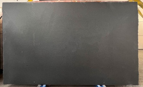 Granit Zimbabwe Dark szlif – duża płyta w ciemnoszarym kolorze, matowa i gładka powierzchnia o równym rysunku.