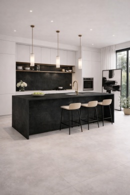 Nowoczesna kuchnia black & white z wyspą ze spieku kwarcowego Marazzi Concrete Look Black i jasną zabudową.