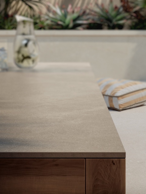 Detal blatu kuchennego ze spieku kwarcowego Marazzi Concrete Look Slow Argilla o matowej, betonowej strukturze.