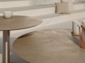 Okrągłe stoły ze spieku kwarcowego Marazzi Concrete Look Slow Argilla w ciepłej, naturalnej kolorystyce.