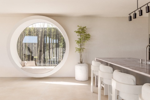 Nowoczesna kuchnia z wyspą wykończoną spiekiem Marazzi Concrete Look Slow Calce w ciepłym, beżowym odcieniu