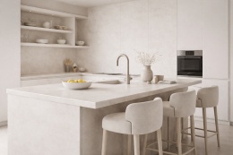 Nowoczesna kuchnia z jasnym wykończeniem Marazzi Concrete Look Slow Pomice, wyspa kuchenna i spiekowe blaty w ciepłej tonacji