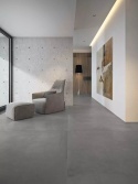 Nowoczesne wnętrze z podłogą ze spieku kwarcowego Marazzi Concrete Look Crete w chłodnej, betonowej szarości.