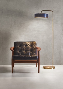 Nowoczesne wnętrze z okładziną ścienną ze spieku kwarcowego Marazzi Concrete Look Graphite w chłodnej szarości.