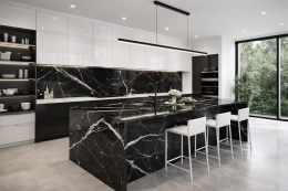Czarno-biała, nowoczesna kuchnia z wyspą i blatem ze spieku Marazzi Marble Look Calacatta Black z wyraźnym białym użyleniem
