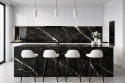 Czarno-biała, nowoczesna kuchnia z wyspą i blatem ze spieku Marazzi Marble Look Calacatta Black z wyraźnym białym użyleniem.
