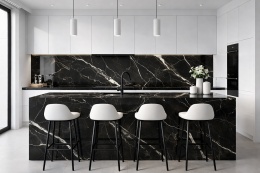 Czarno-biała, nowoczesna kuchnia z wyspą i blatem ze spieku Marazzi Marble Look Calacatta Black z wyraźnym białym użyleniem.