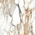 Detal spieku Marazzi Calacatta Vena Vecchia Lux, białe marmurowe tło z mocnym złoto-grafitowym użyleniem