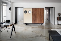 Nowoczesne wnętrze z podłogą Marazzi Calacatta Vena Vecchia, białe tło i złoto-szare żyłkowanie