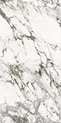 Spiek kwarcowy Marazzi Marble Look Capraia Faccia A Lux – jasny marmur z szaro-grafitowym użyleniem.