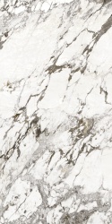 Marazzi Marble Look Capraia Faccia B Lux – białe marmurowe tło z wyrazistym, kontrastowym rysunkiem żył.