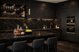 Monochromatyczna kuchnia z Marazzi Elegant Black – czarne blaty i okładzina ścienna z subtelnym marmurowym rysunkiem