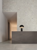 Blat wykonany ze Spieku Marazzi Imperiale – grafitowa powierzchnia marmurowa z cienkimi jasnymi żyłkami