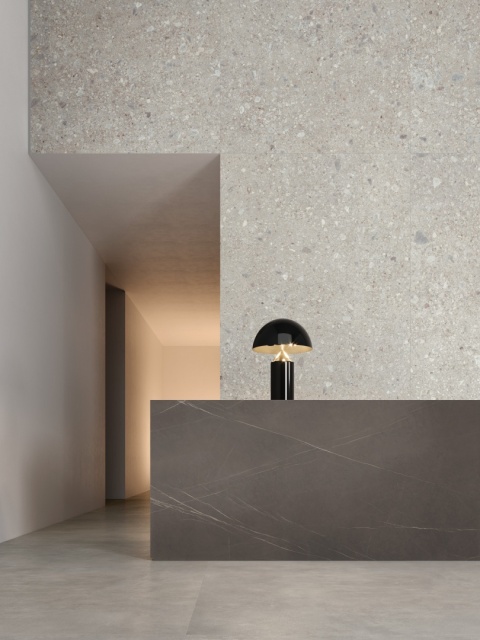 Blat wykonany ze Spieku Marazzi Imperiale – grafitowa powierzchnia marmurowa z cienkimi jasnymi żyłkami
