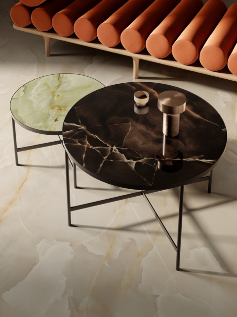 Detal wnętrza z Marazzi Onice Beige – jasna onyksowa podłoga z subtelnym wzorem i eleganckimi refleksami