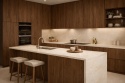 Kuchnia z orzechowymi meblami i blatami ze spieku Marazzi Marble Look Raffaello w jasnej kolorystyce.