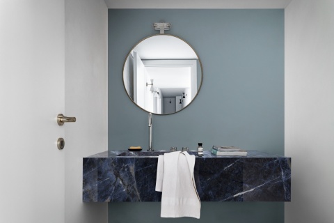Łazienkan z blarem roboczym ze spieku Marazzi Marble Look Sodalite Blu