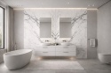 Nowoczesna łazienka z dekoracyjną ścianą bookmatch ze spieku Marazzi Marble Look Statuario.