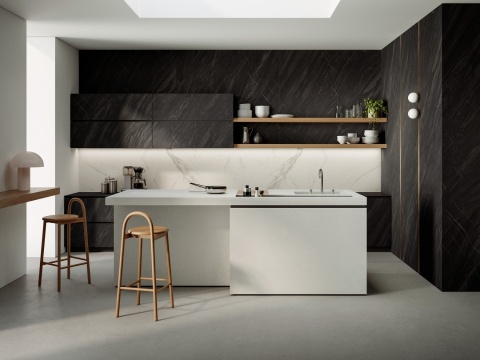 Kuchnia z dekoracyjną ścianą bookmatch ze spieku Marazzi Marble Look Statuario.