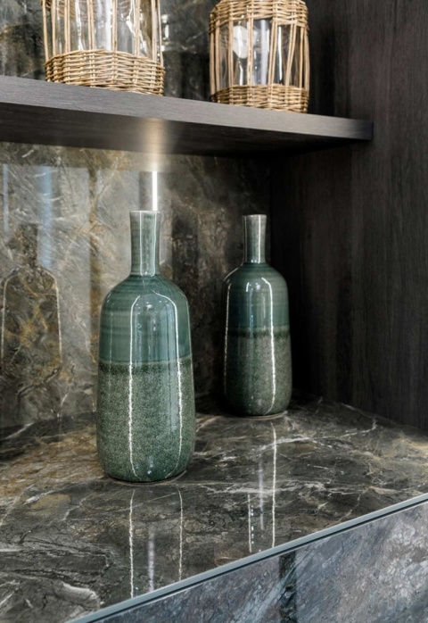 Płytki Neolith Amazonico o zielonej, marmurowej kolorystyce jako dekoracyjna okładzina w eleganckim wnętrzu