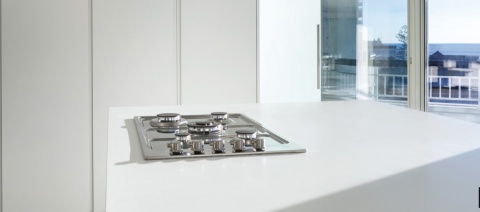 Blat wykonany ze spieku Arctic White o kolorze lodowej bieli.