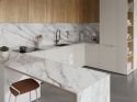 Neolith Azure Silk 12 mm – blat i wyspa kuchenna z jasnego spieku inspirowanego marmurem